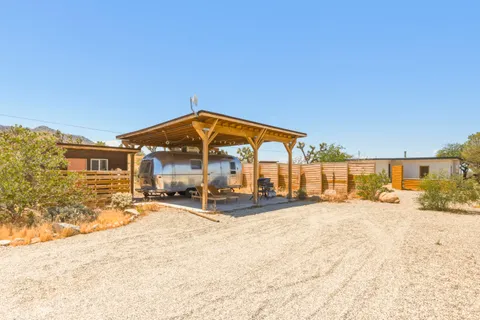 $699,000 | 8669 Vía Rocosa, Joshua Tree, CA 92252
