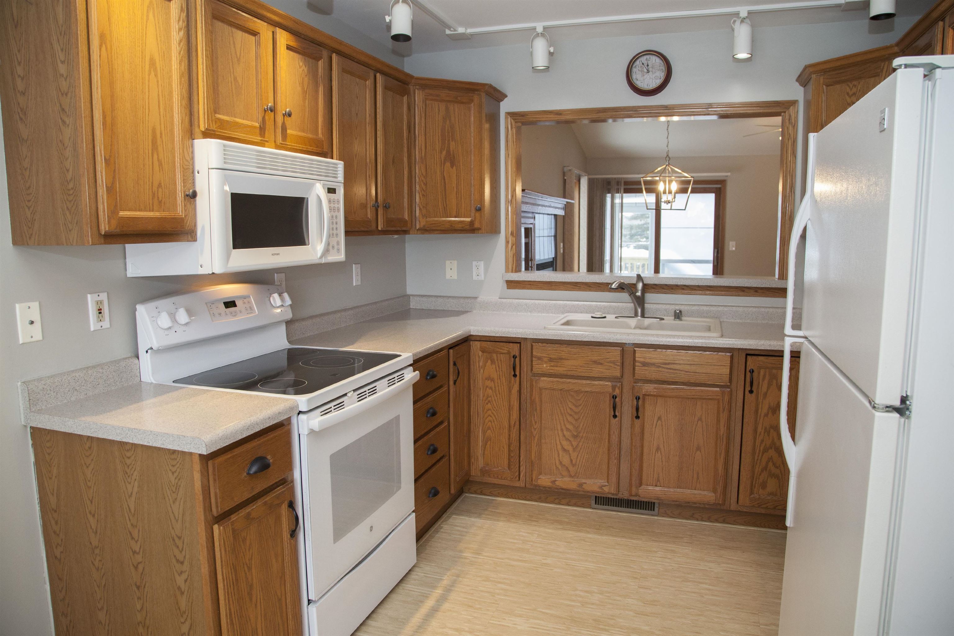 1045 Saddle Ridge Portage, WI 53901 - Photo 5 of 38
