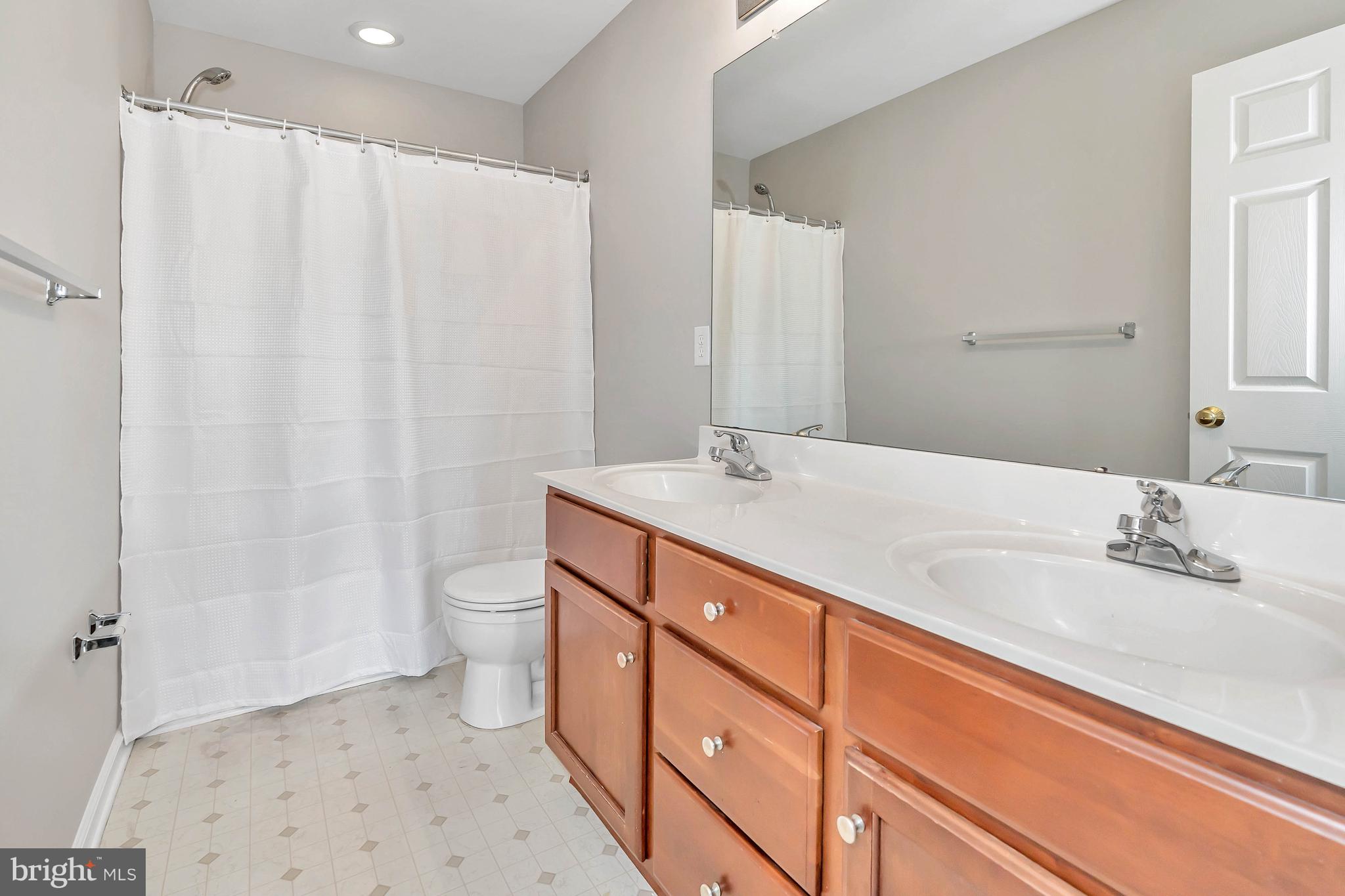 69 Springfield Circle Middletown, DE 19709 - Photo 17 of 47 2nd Full bathroom upstairs
