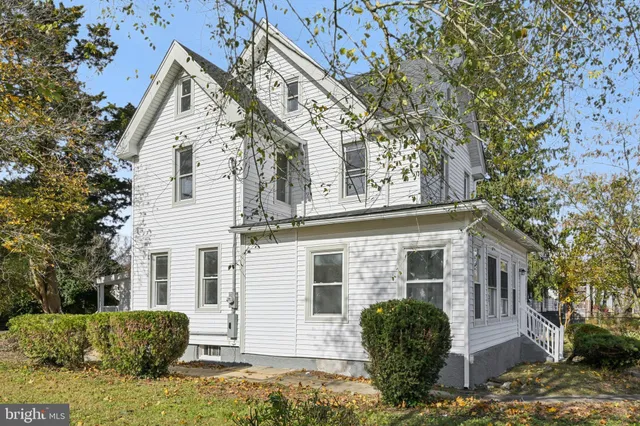 a view of a house with a yard and plants