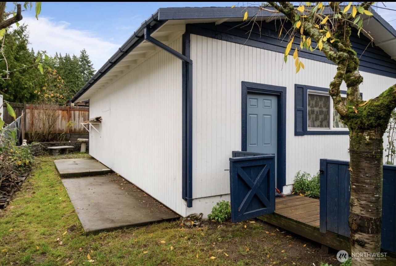 11090 25th Avenue Southwest Seattle, WA 98146 - Photo 31 of 38 a view of a house with backyard and sitting area