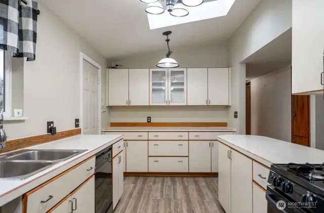 $689,000 | 11090 25th Avenue Southwest, Seattle, WA 98146