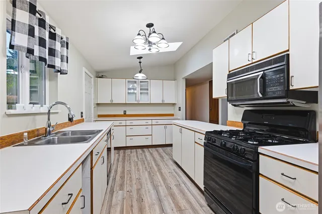 $689,000 | 11090 25th Avenue Southwest, Seattle, WA 98146