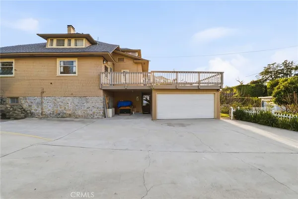 a view of a pathway of a house