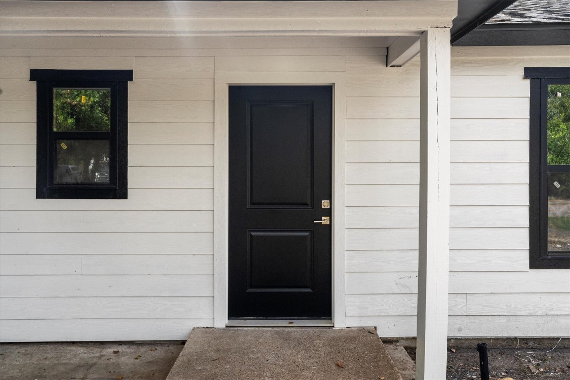 6162 Beldart Street Houston, TX 77033 - Photo 3 of 36 a view of front door