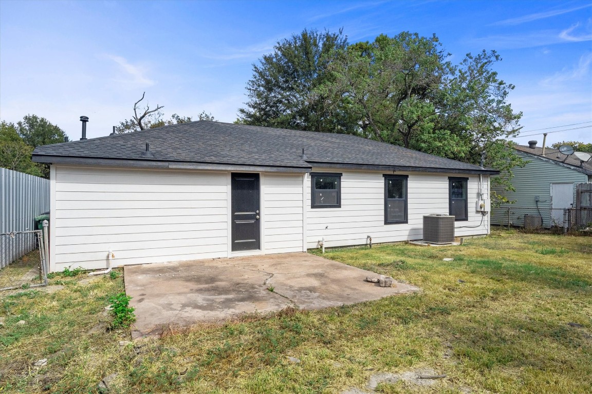 6162 Beldart Street Houston, TX 77033 - Photo 35 of 36 a backyard of a house