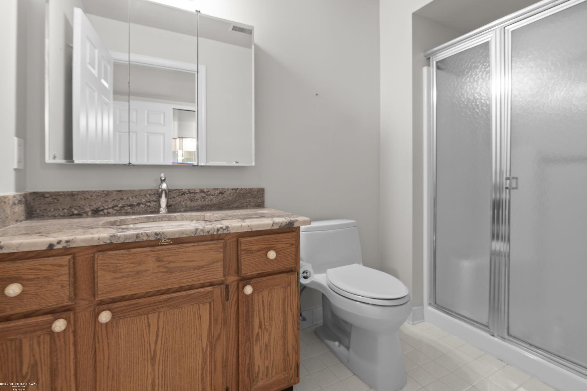 1645 Huntington Park Rochester, MI 48309 - Photo 18 of 29 Primary Bathroom