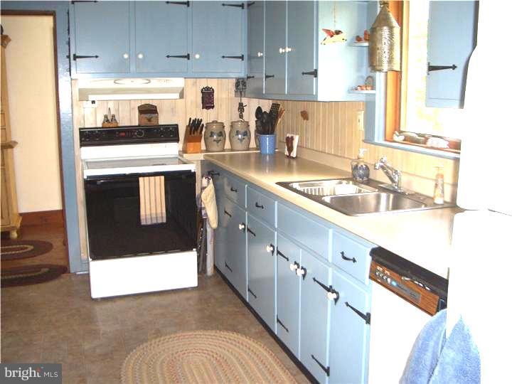 628 Manchester Road Norristown, PA 19403 - Photo 12 of 25 Kitchen