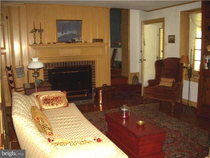 628 Manchester Road Norristown, PA 19403 - Photo 8 of 25 Living Room