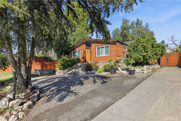 $1,299,999 | 10418 Samoa Avenue, Tujunga, CA 91042