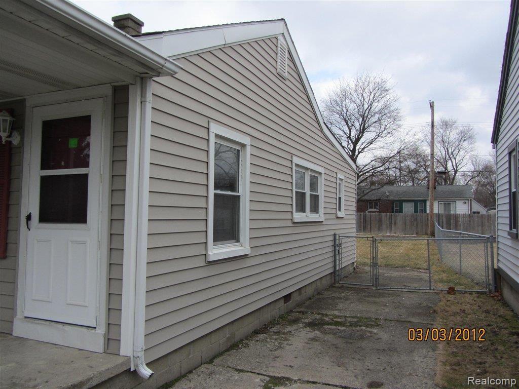 20044 Inkster Road Redford, MI 48240 - Photo 3 of 11 20044 Inkster Redford 030312 (2)