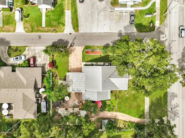 a picture of a wall with a white wall