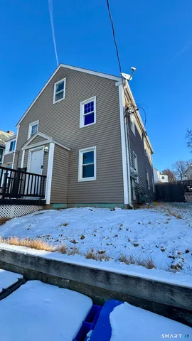 a view of back yard of the house