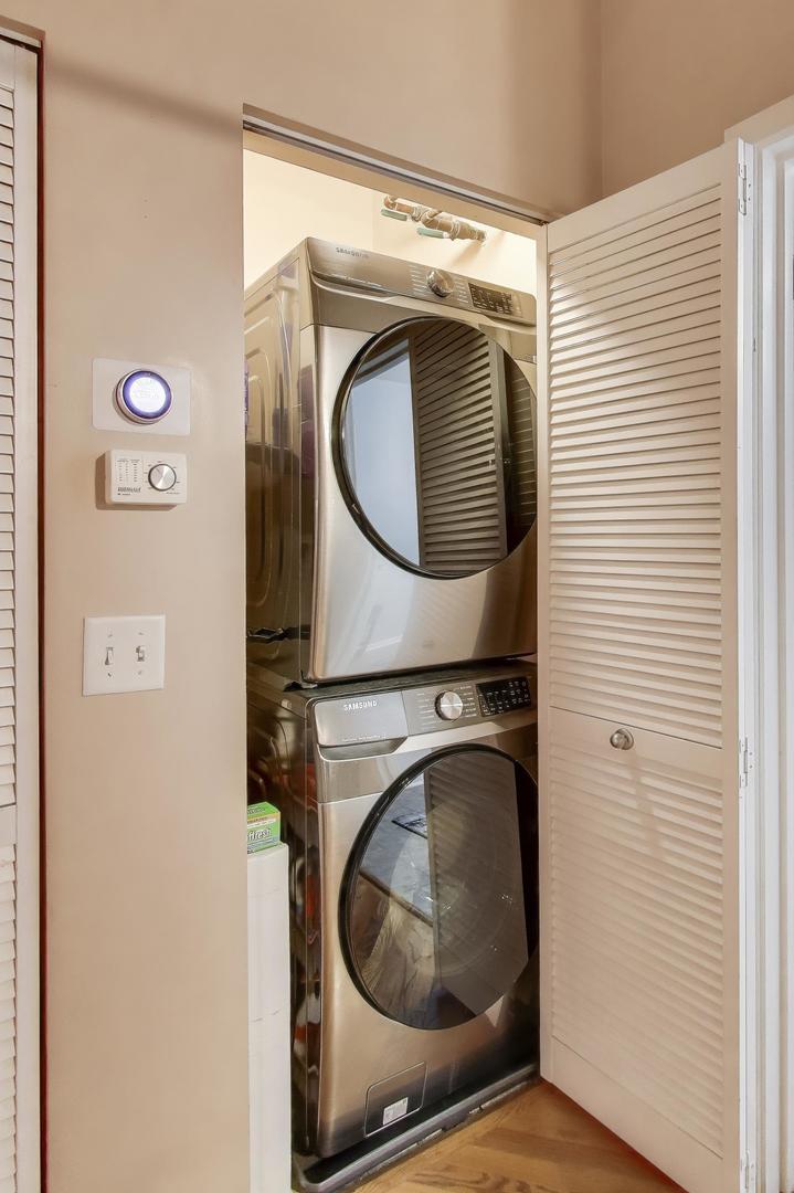 1040 West Adams Street, Unit 370 Chicago, IL 60607 - Photo 15 of 27 a utility room with dryer and washer