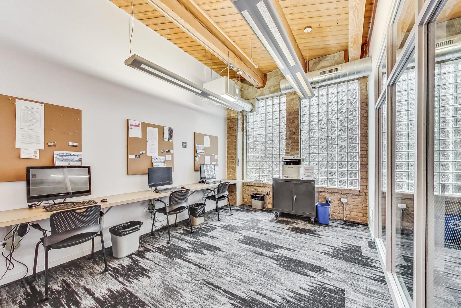 1040 West Adams Street, Unit 370 Chicago, IL 60607 - Photo 25 of 27 a living room with furniture and a flat screen tv
