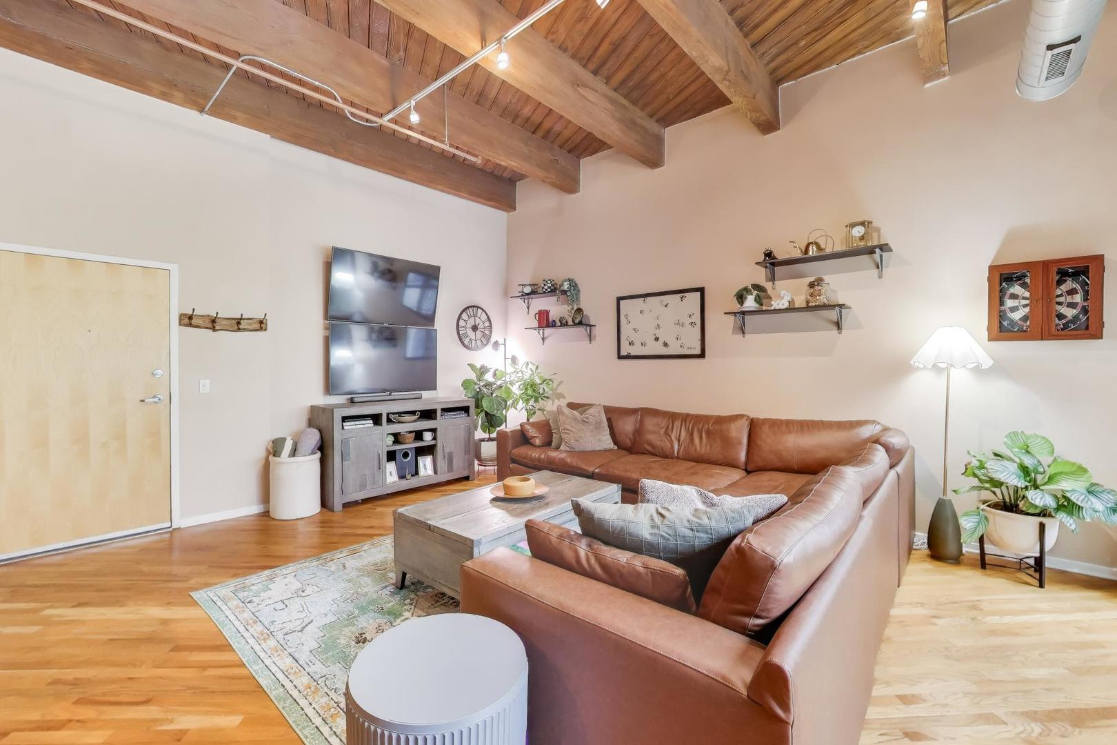 1040 West Adams Street, Unit 370 Chicago, IL 60607 - Photo 3 of 27 a living room with furniture and a flat screen tv