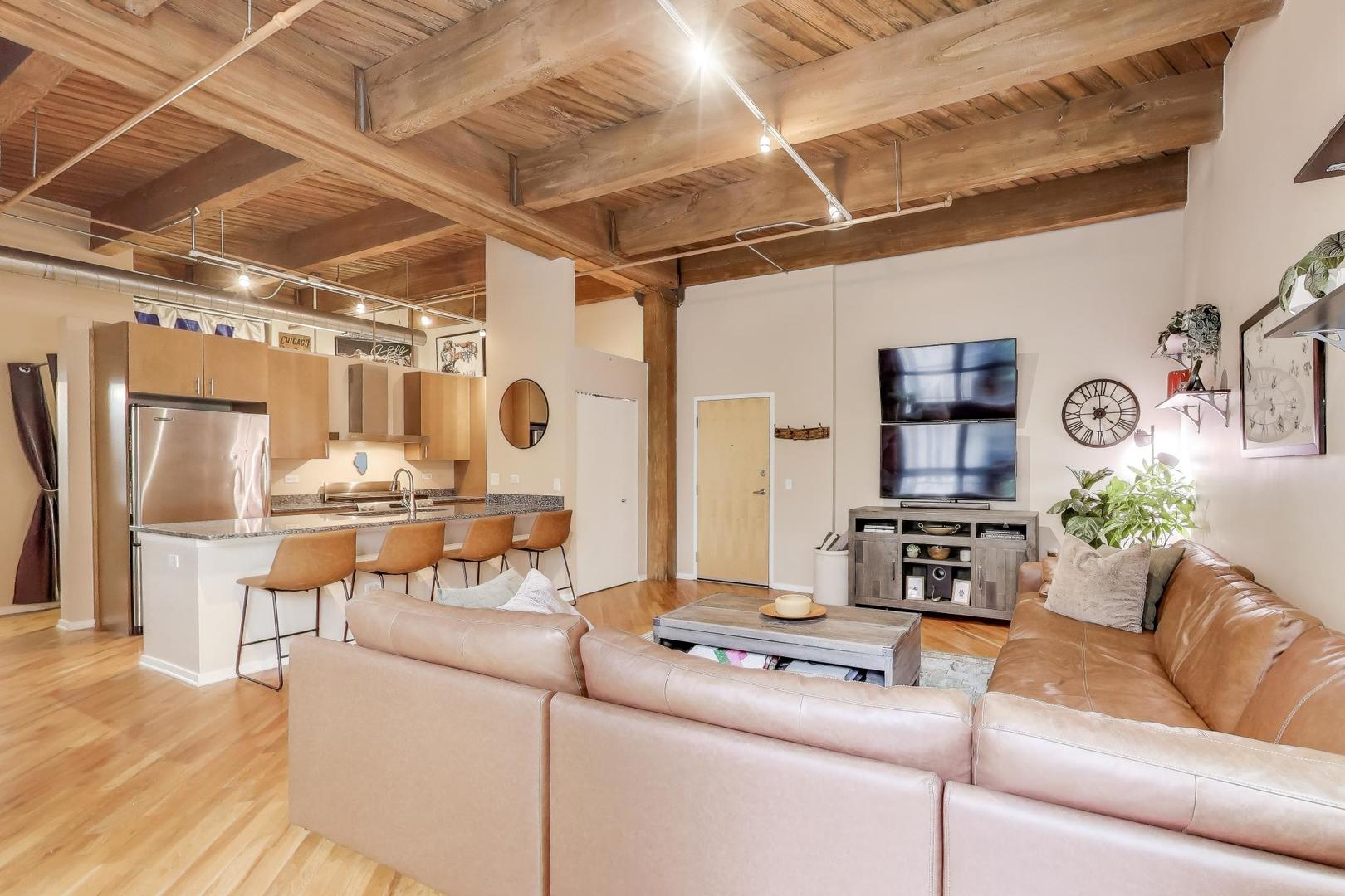 1040 West Adams Street, Unit 370 Chicago, IL 60607 - Photo 4 of 27 a living room with furniture and a table