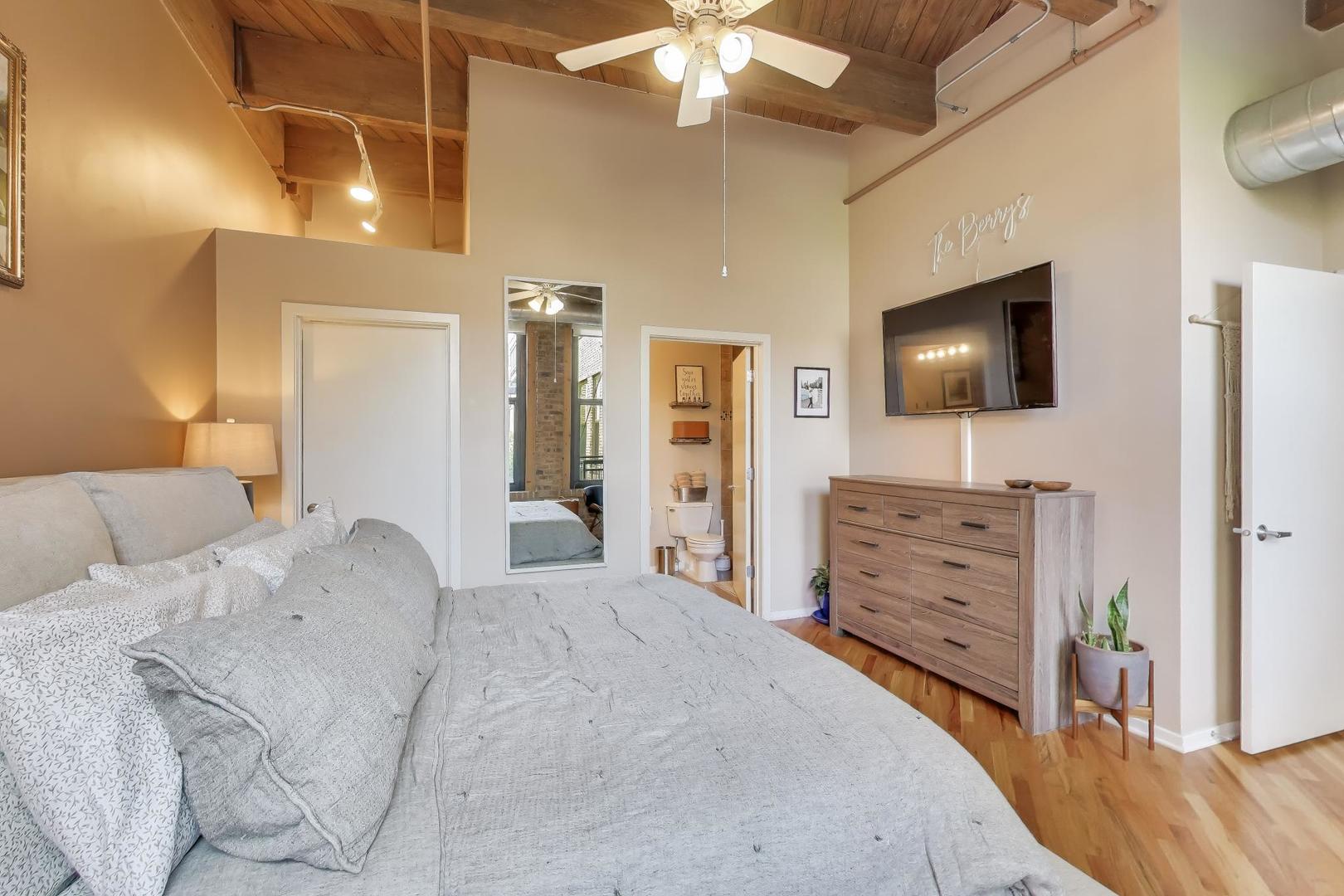 1040 West Adams Street, Unit 370 Chicago, IL 60607 - Photo 9 of 27 a bedroom with a bed and a flat screen tv