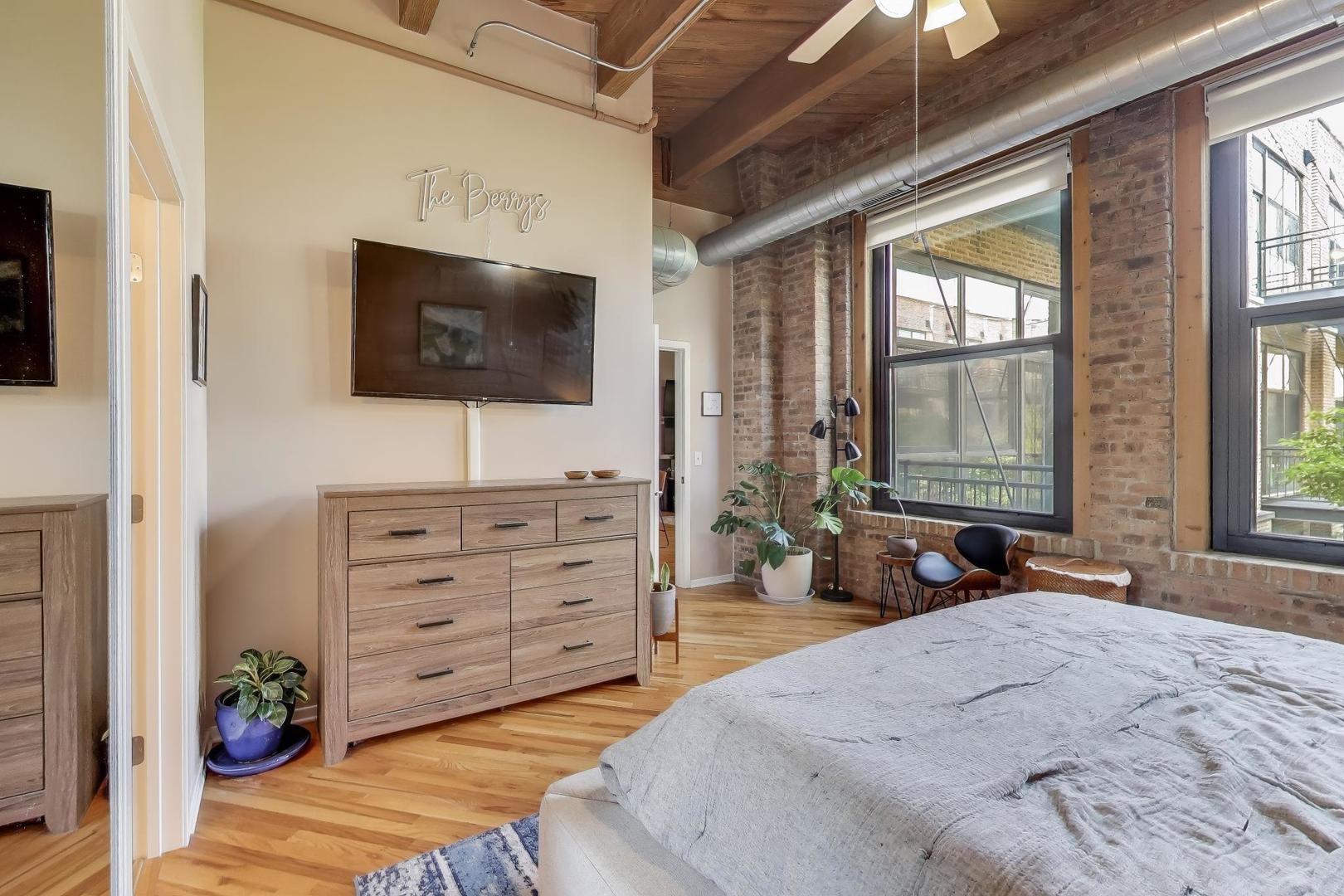 1040 West Adams Street, Unit 370 Chicago, IL 60607 - Photo 10 of 27 a bedroom with a bed and flat screen tv