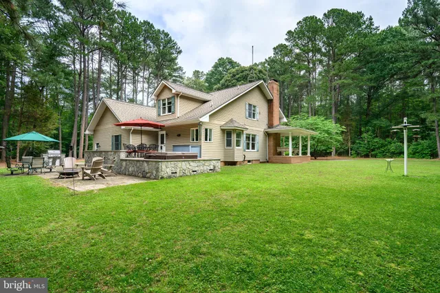 a view of an outdoor sitting area with garden