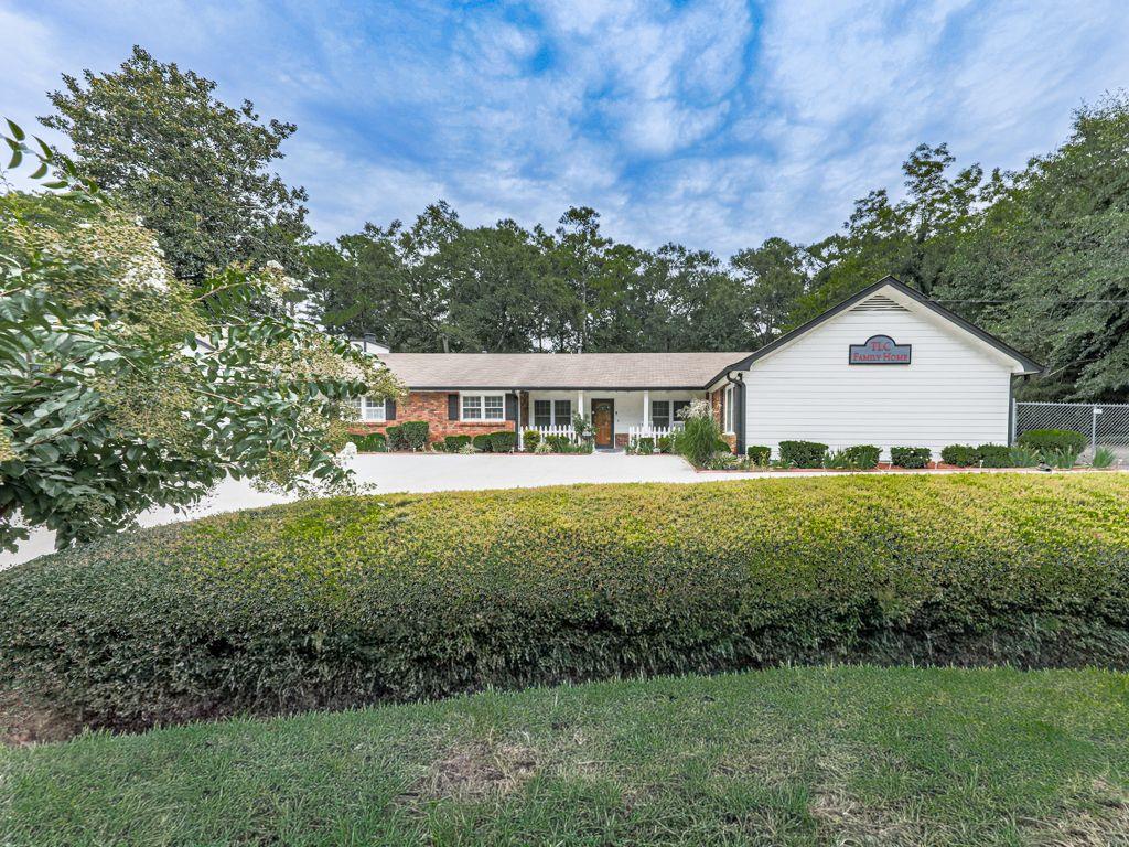 3605 Shallowford Road Marietta, GA 30062 - Photo 37 of 42 a front view of house with yard and green space