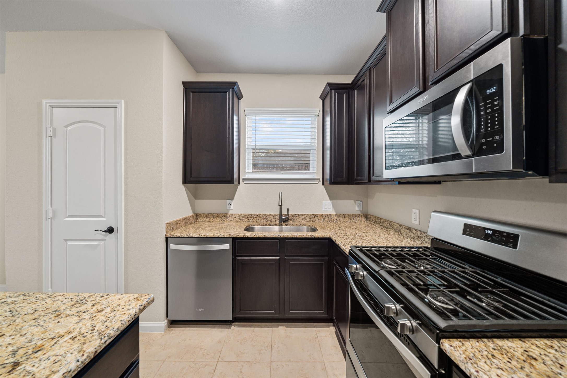 8985 Oval Glass Street Conroe, TX 77304 - Photo 9 of 37