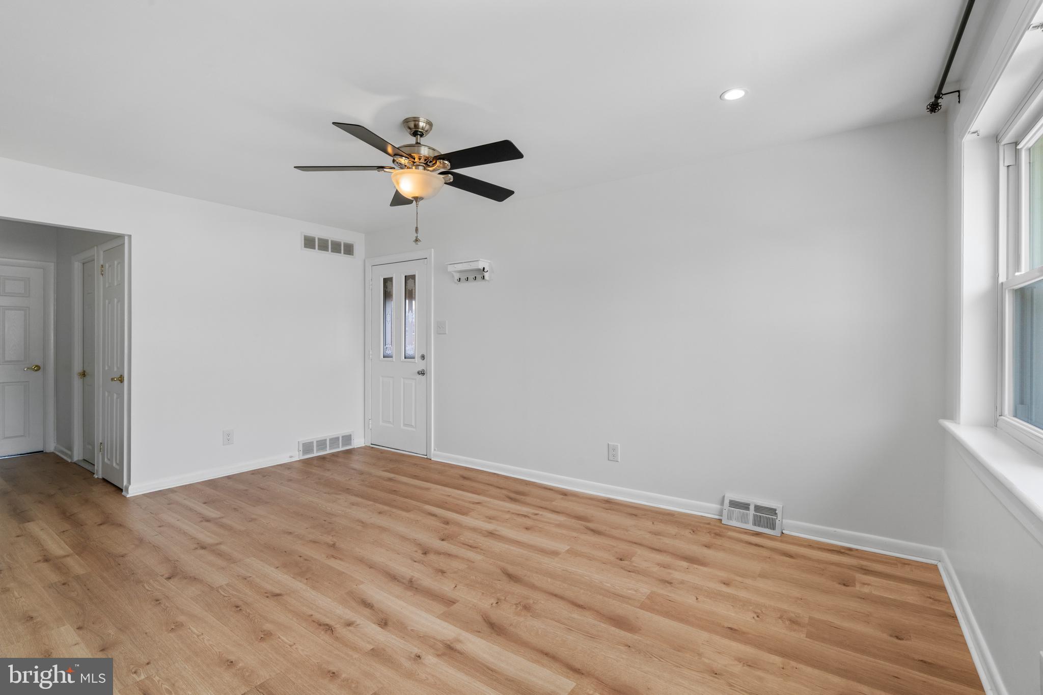 615 Sherrie Road Philadelphia, PA 19115 - Photo 7 of 30 Living room