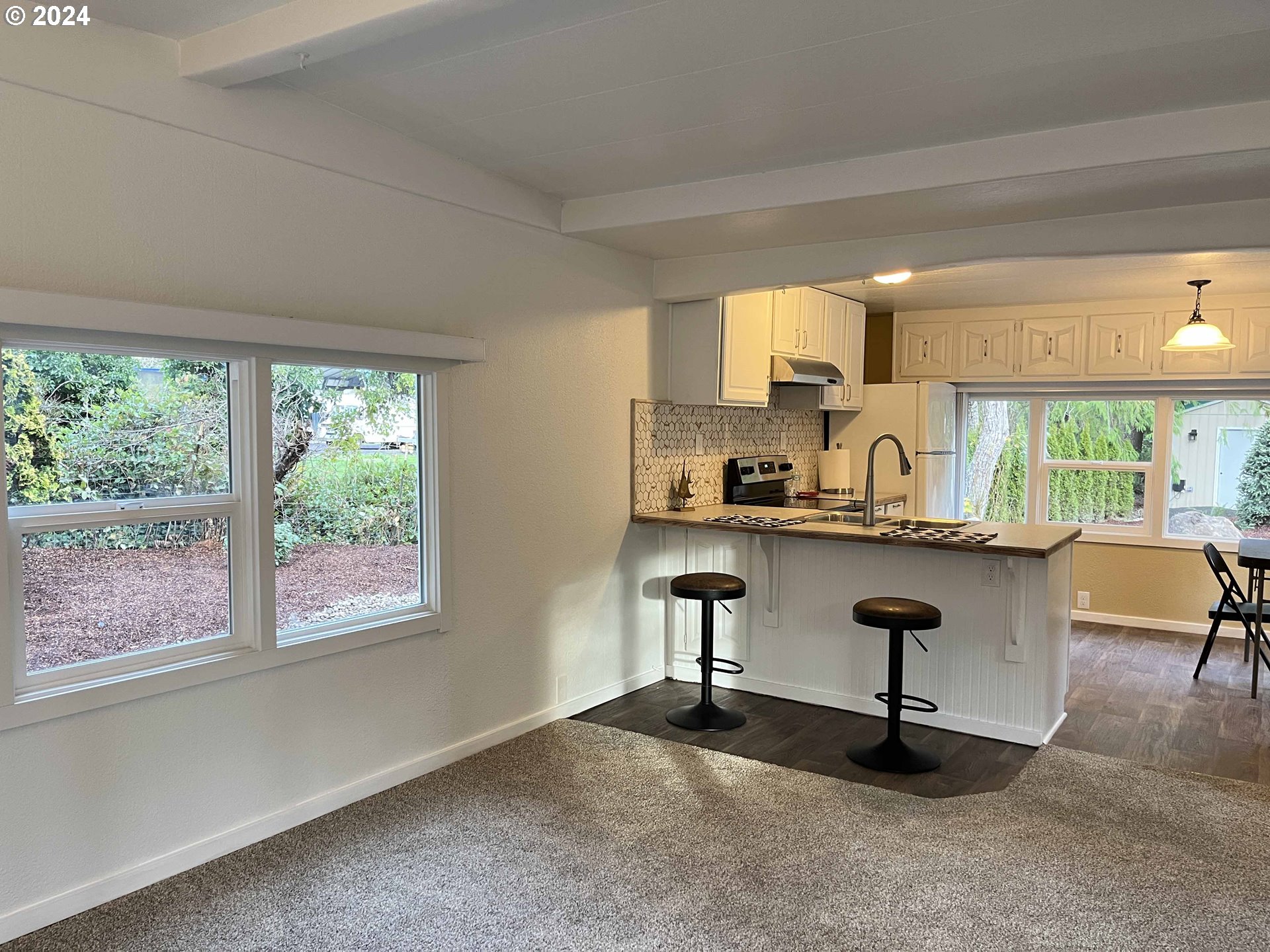 85313 Glenada Road Florence, OR 97439 - Photo 19 of 48 a view of kitchen with furniture and a window