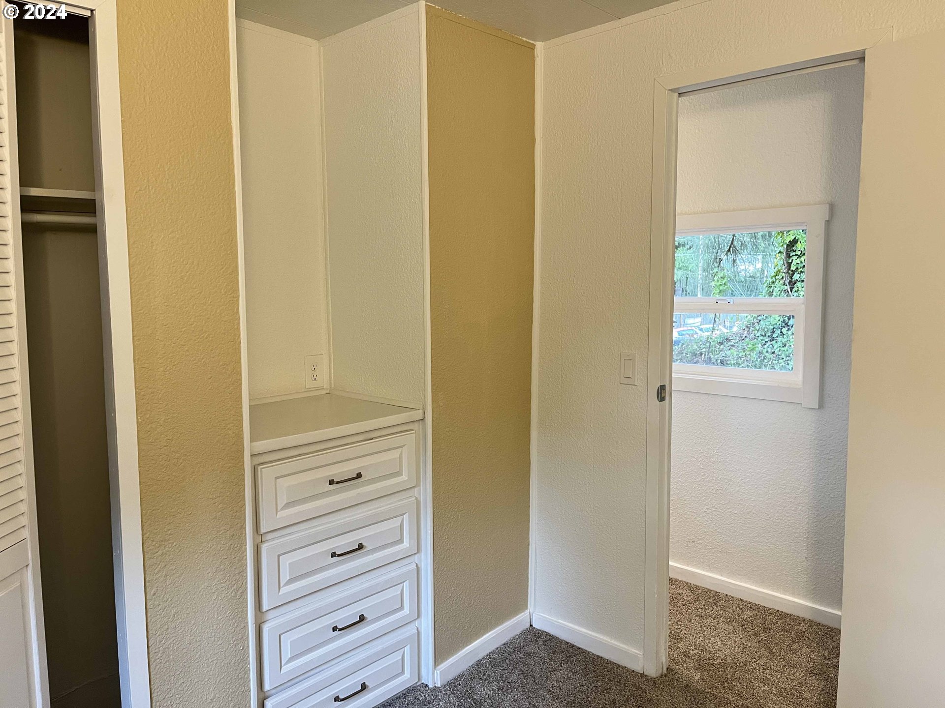 85313 Glenada Road Florence, OR 97439 - Photo 24 of 48 a view of walk in closet
