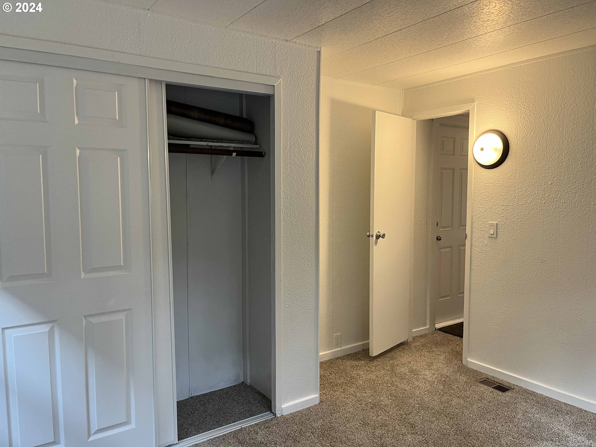 85313 Glenada Road Florence, OR 97439 - Photo 28 of 48 a view of a livingroom with a closet
