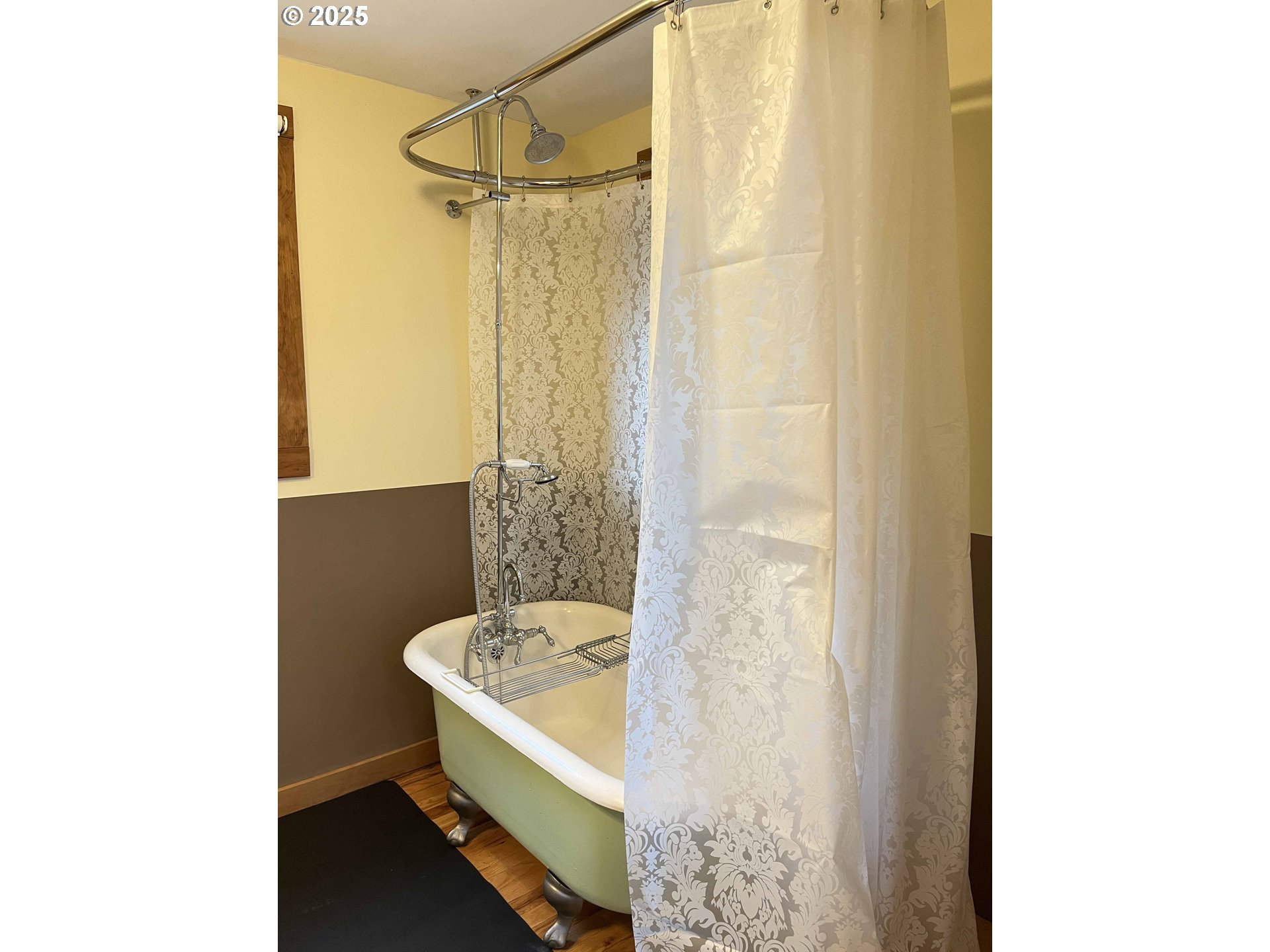 85313 Glenada Road Florence, OR 97439 - Photo 47 of 48 a bathroom with a tub and shower