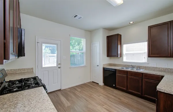 $2,100 | 10410 Solitude Way, Houston, TX 77044
