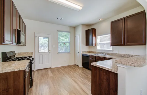 $2,100 | 10410 Solitude Way, Houston, TX 77044