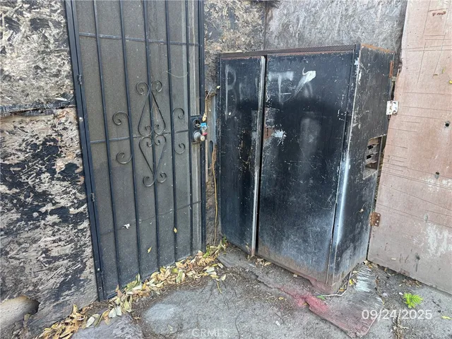 a view of a car park in front of house