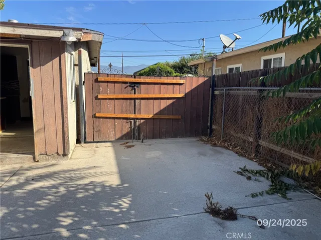 a view of a back yard of the house