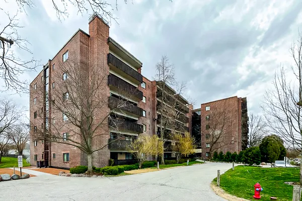 $195,000 | 920 Vose Drive, Unit 304, Gurnee, IL 60031