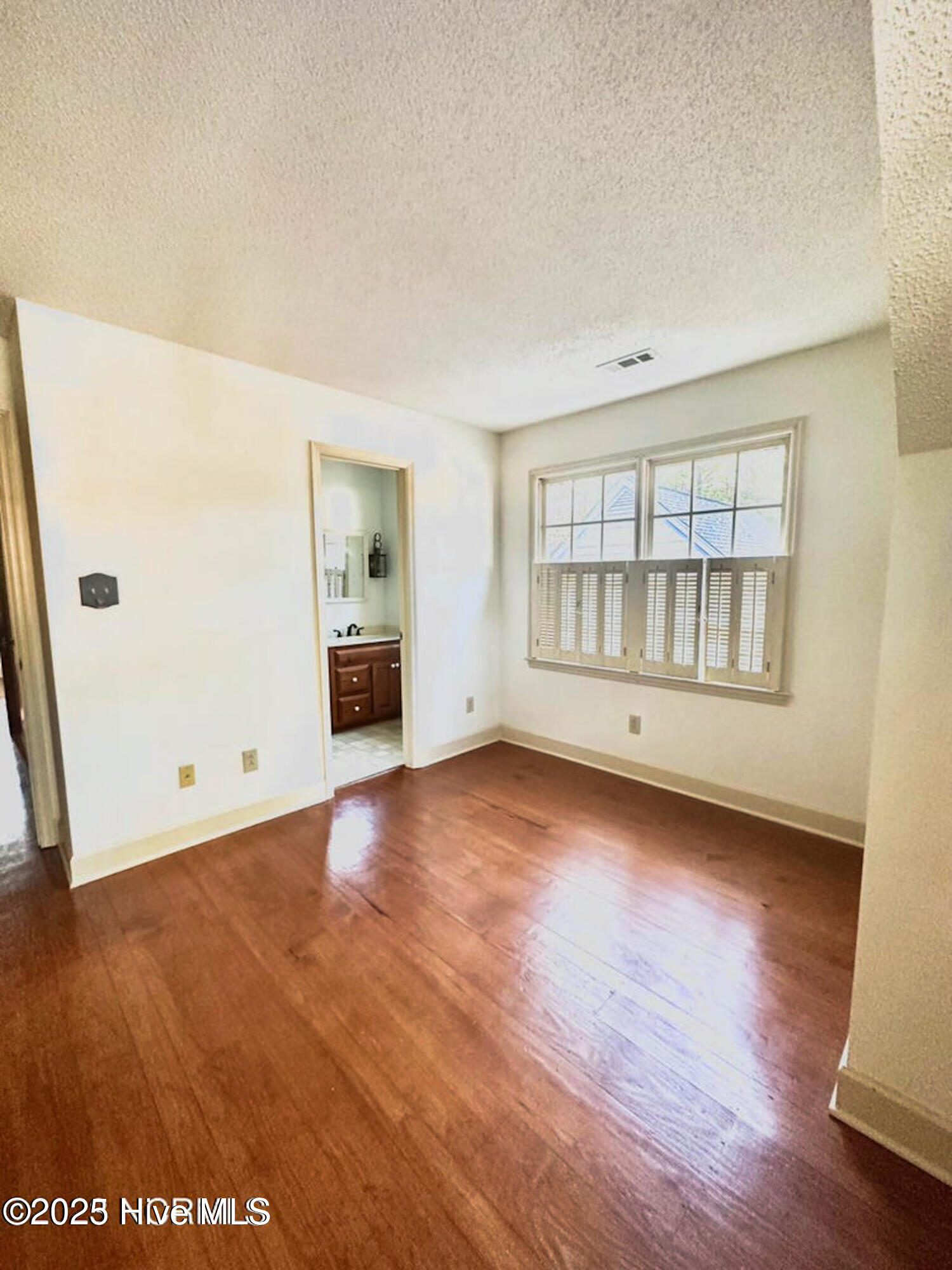 906 Point Court New Bern, NC 28560 - Photo 12 of 18 20231109000002590793000000-o