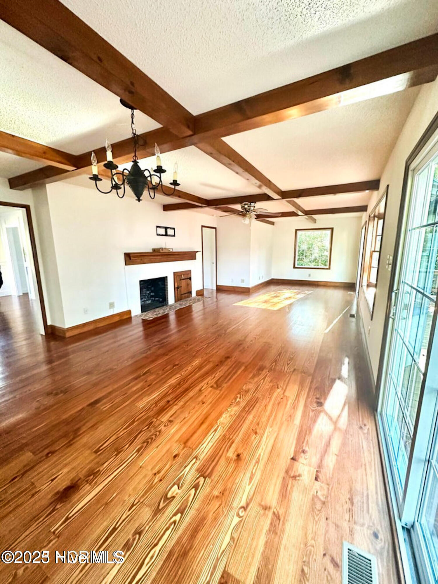 906 Point Court New Bern, NC 28560 - Photo 3 of 18 20231108235932284138000000-o