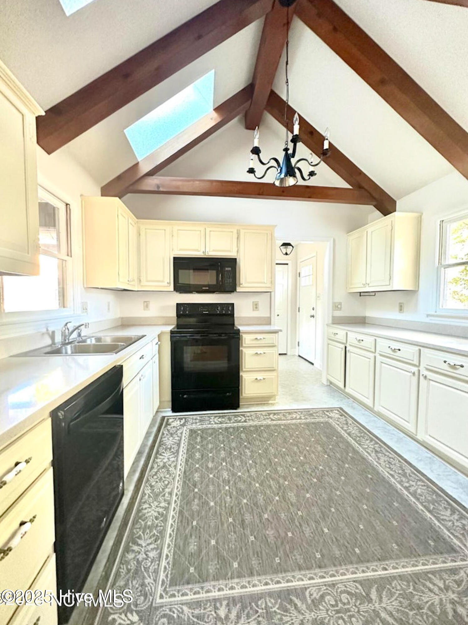 906 Point Court New Bern, NC 28560 - Photo 5 of 18 20231108235935134947000000-o