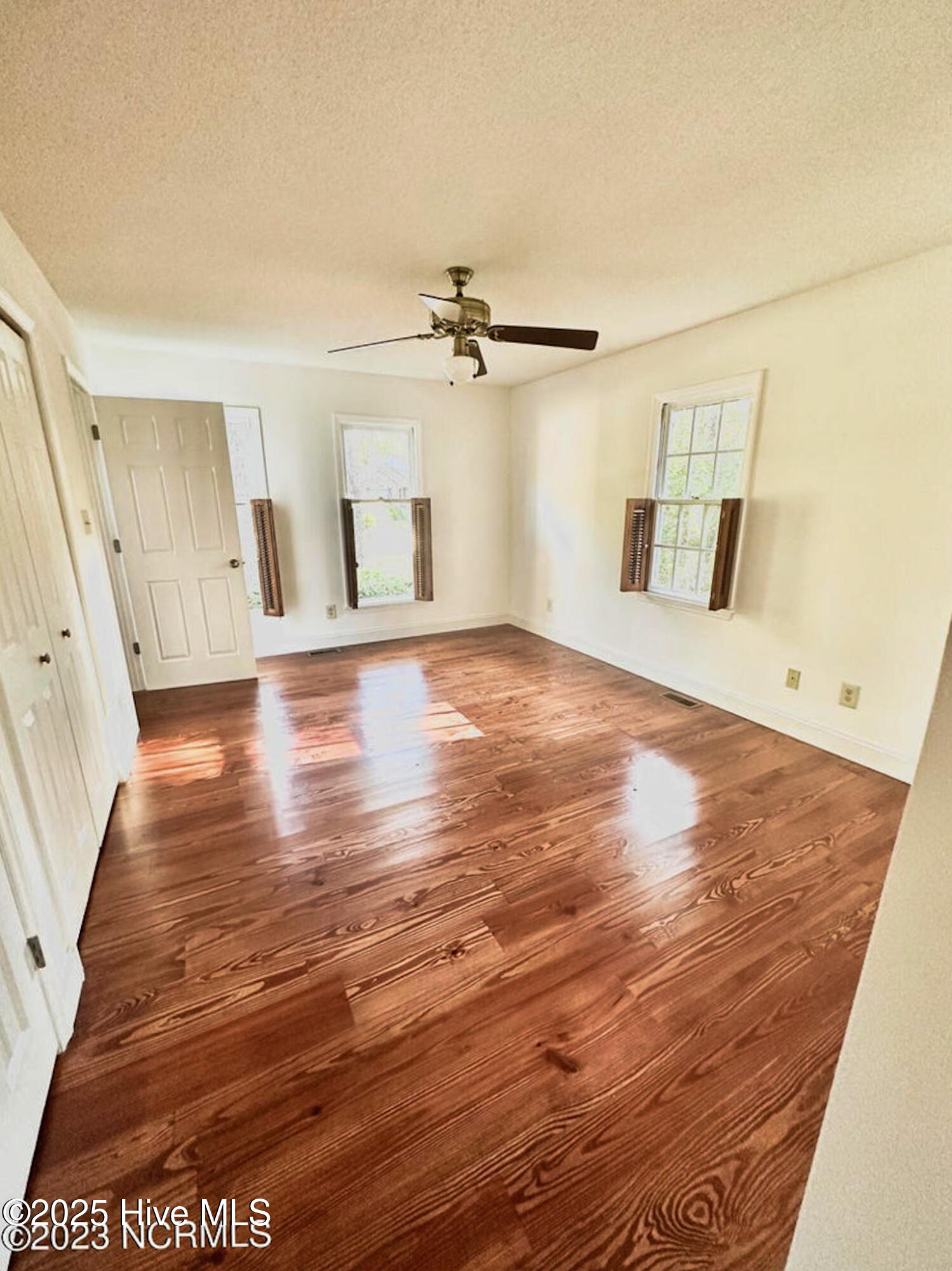 906 Point Court New Bern, NC 28560 - Photo 8 of 18 20231108235945157839000000-o