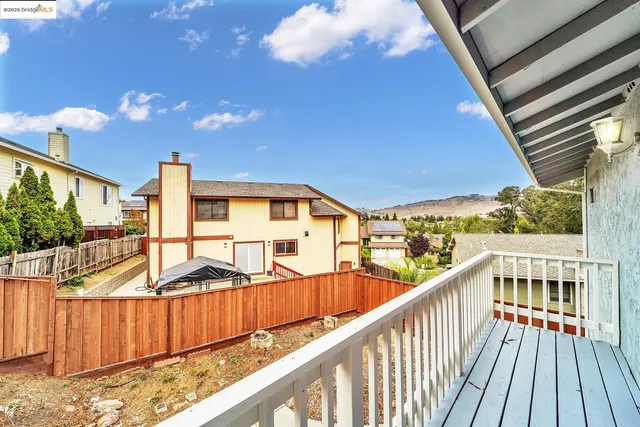 a view of a house with backyard and trees