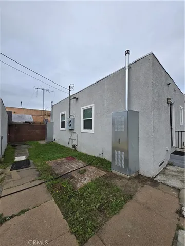 a house view with a backyard space