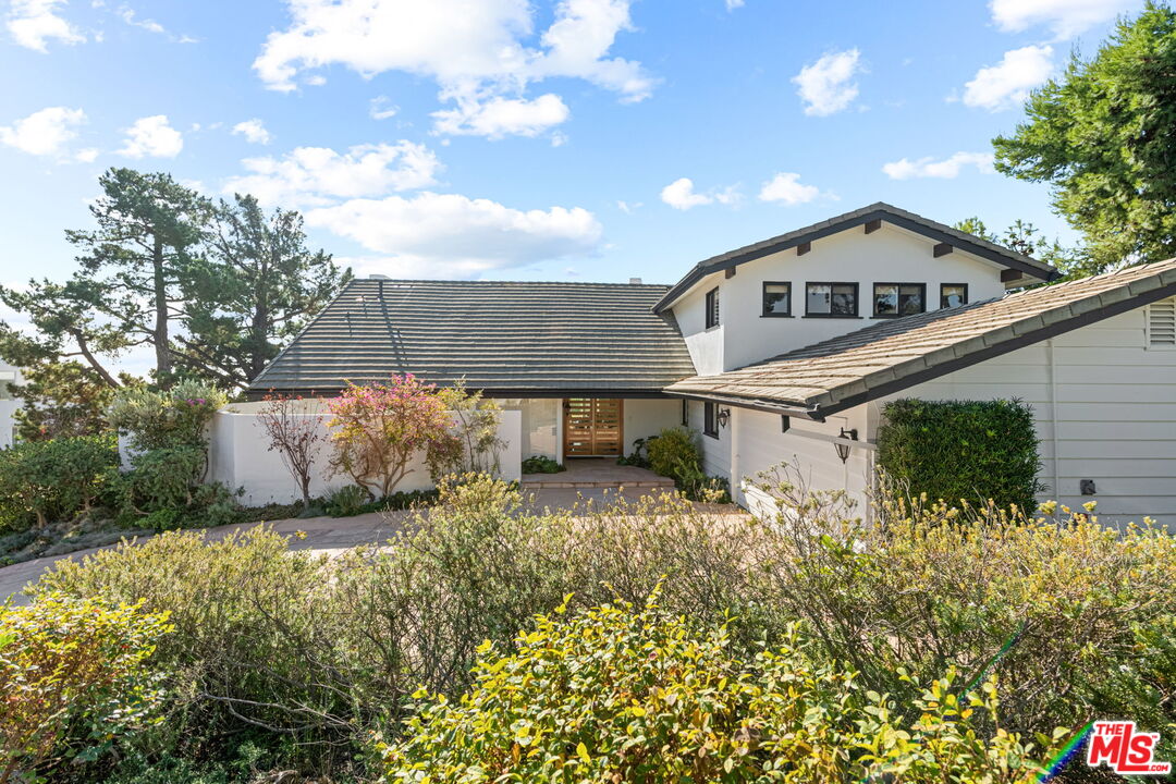 2601 Cordelia Road Los Angeles, CA 90049 - Photo 3 of 43 a house view with a outdoor space
