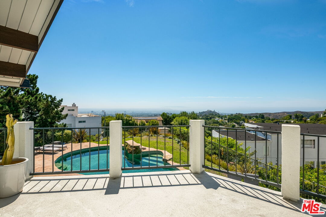 2601 Cordelia Road Los Angeles, CA 90049 - Photo 34 of 43 a view of balcony
