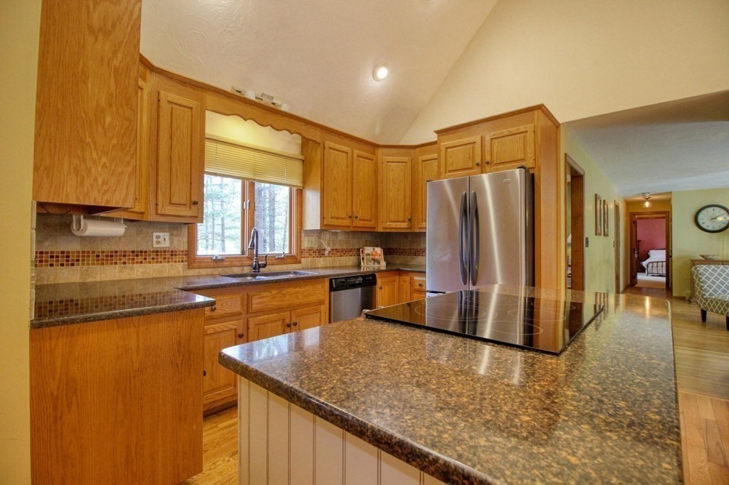 31 Robin Road Norfolk, MA 02056 - Photo 4 of 35 Gallery Image 4