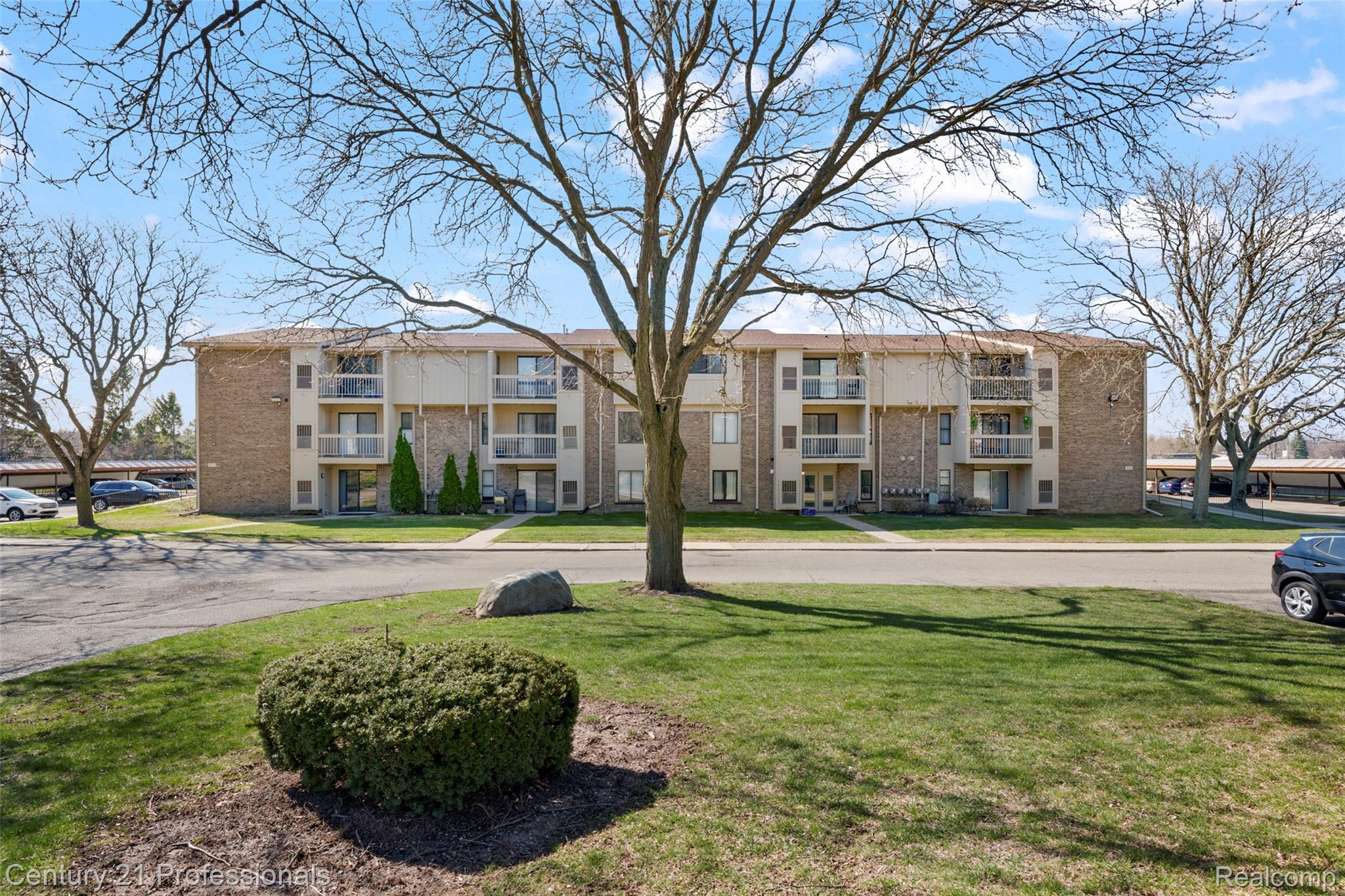 30515 West 14 Mile Road, Unit 26 Farmington, MI 48334 - Photo 2 of 24 DSC_2337.jpg