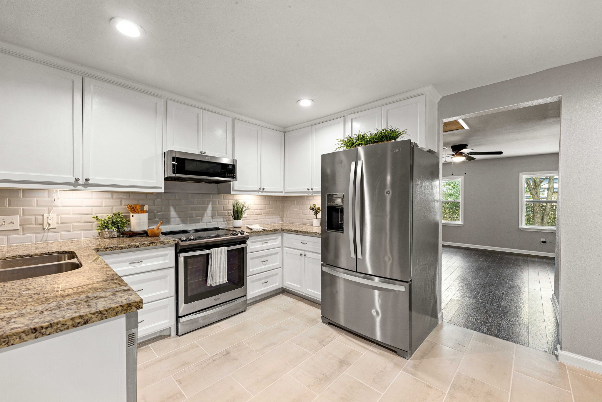 7630 Lady Street Houston, TX 77021 - Photo 4 of 32 Stainless Applicances!