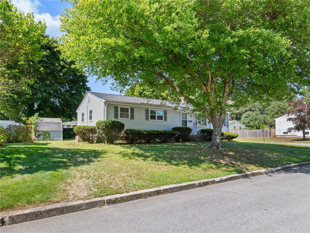 121 Kerri Lyn Road Warwick, RI 02889 - Photo 2 of 26