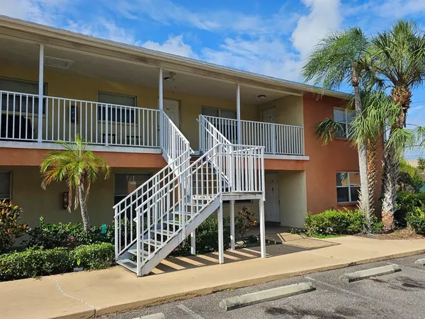 $1,275 | 117 North Evergreen Avenue, Unit 205, Clearwater, FL 33755