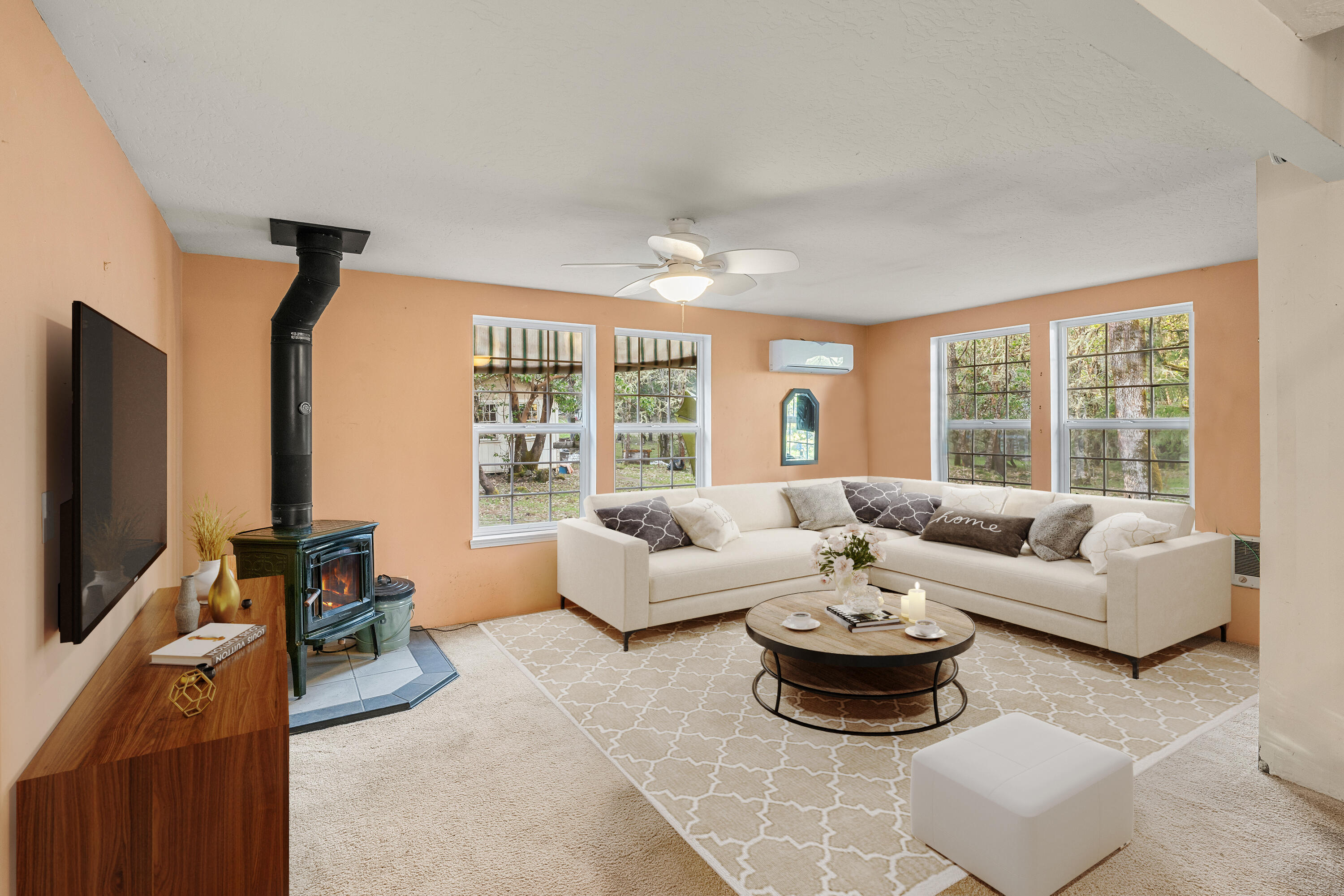 190 Long Acres Road Grants Pass, OR 97527 - Photo 7 of 25 Living Room (Virtually Staged)